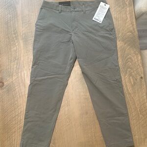 Lululemon men’s slim fit versa twill trouser